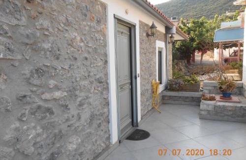 Zarakas Apartment | Discover Lakonian Home: 9.6/10 Rated, Family & Pet Friendly