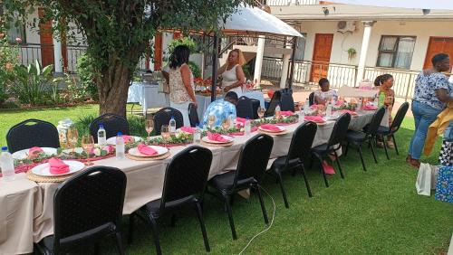 Klerksdorp House | Cozy Lala Poa Guest House - Breakfast & Kitchen Included