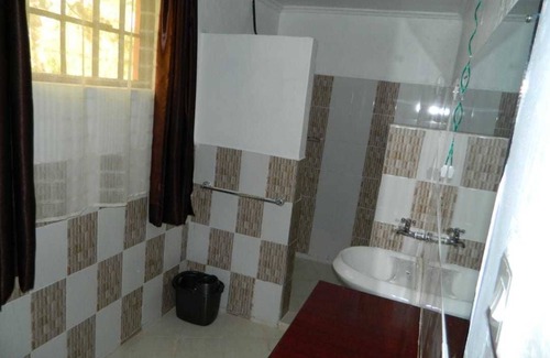 Ndaragwa Cabin | Discover Lalanasi Lodge: Family-Friendly with Pool & Dining