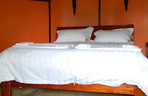 Ndaragwa Cabin | Discover Lalanasi Lodge: Family-Friendly with Pool & Dining