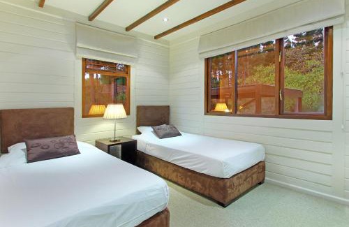 Helderberg Rural Bed & Breakfast | Relax at Lalapanzi Lodge with Oceanfront Views & Pool