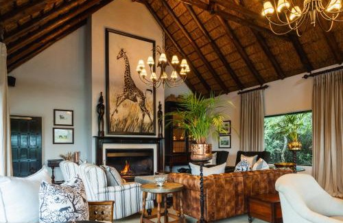 Grahamstown Cabin | Discover Lalibela Game Reserve at Kichaka Lodge: 5-Star Bliss