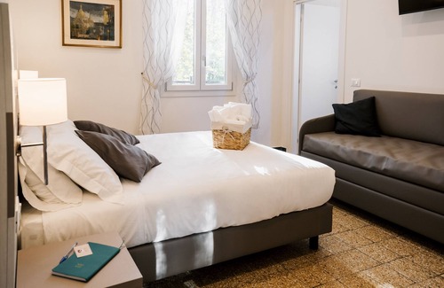 Castel San Pietro Terme House | Discover Comfort at LaMì Room & Apartment with Hot Tub