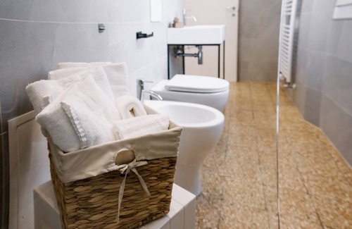 Castel San Pietro Terme House | Discover Comfort at LaMì Room & Apartment with Hot Tub