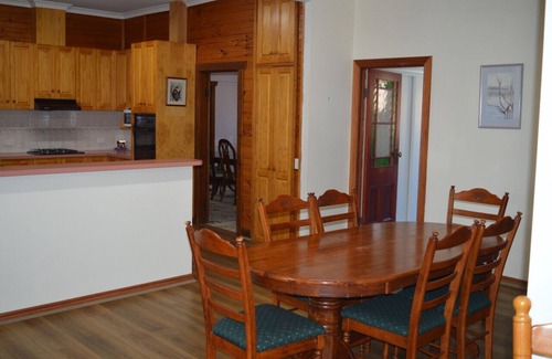 Ararat House | Comfortable California Bungalow with Pool in Ararat