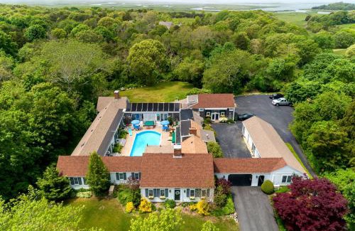 West Barnstable Hotel | Discover the Lamb and Lion Inn: Pet-Friendly Retreat Awaits