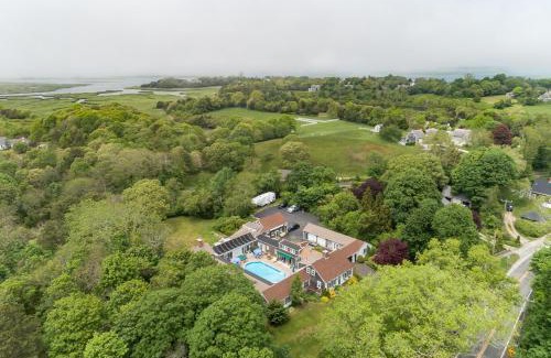 West Barnstable Hotel | Discover the Lamb and Lion Inn: Pet-Friendly Retreat Awaits
