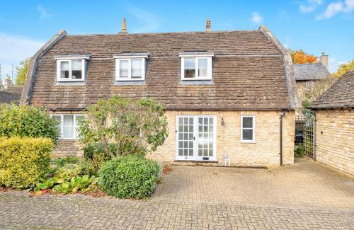 Stamford House | Discover Lambert Cottage - Family-Friendly in Stamford