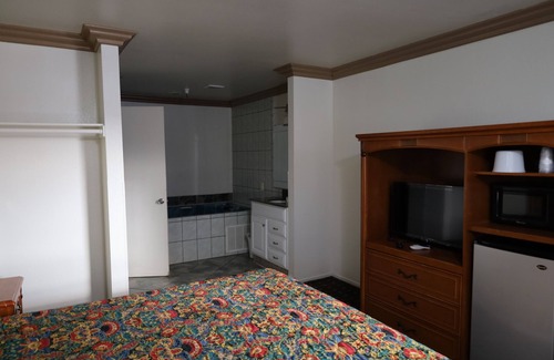 Whittier Hotel | Cozy Lambert Inn: Family-Friendly with Kitchen Amenities
