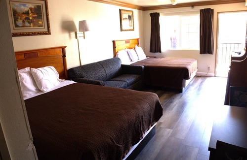 Whittier Hotel | Cozy Lambert Inn: Family-Friendly with Kitchen Amenities