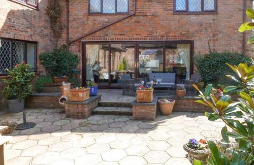 Addlethorpe House | Elegant Lambourne House: Pet-Friendly Retreat with Pool