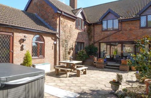 Addlethorpe House | Elegant Lambourne House: Pet-Friendly Retreat with Pool