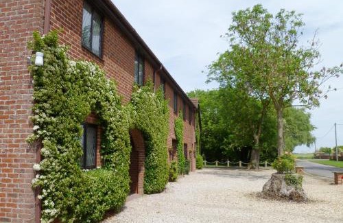 Addlethorpe House | Elegant Lambourne House: Pet-Friendly Retreat with Pool