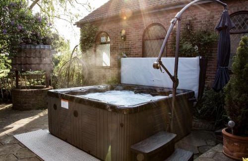 Addlethorpe House | Elegant Lambourne House: Pet-Friendly Retreat with Pool