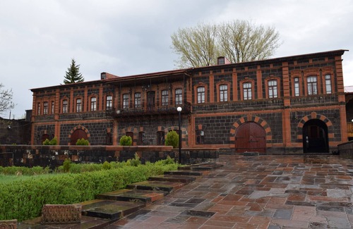 Gyumri House | Budget-Friendly Stay at Lami Guest House with Breakfast
