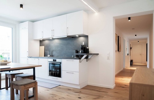 Tuebingen Apartment | LaMiaCasa Tübingen: Spacious City Retreat with Hot Tub
