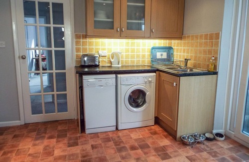 Cheddar House | Pet-Friendly Getaway at LAMORA with Beautiful Garden