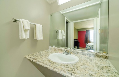 Independence Hotel | Cozy Lamplighter Inn with Breakfast & Family Amenities