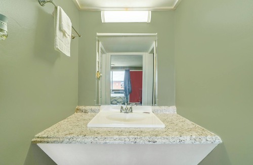 Independence Hotel | Cozy Lamplighter Inn with Breakfast & Family Amenities