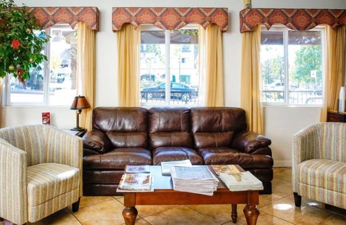 San Luis Obispo Hotel | Comfortable Stays at Lamplighter Inn & Suites with Pool