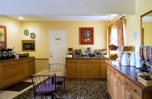 College East Hotel | Cozy Lamplighter Inn & Suites: Oceanfront and Pet Friendly