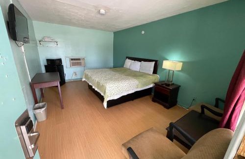 Childersburg Hotel | Pet-Friendly Getaway at Lamplighter Inn with Breakfast