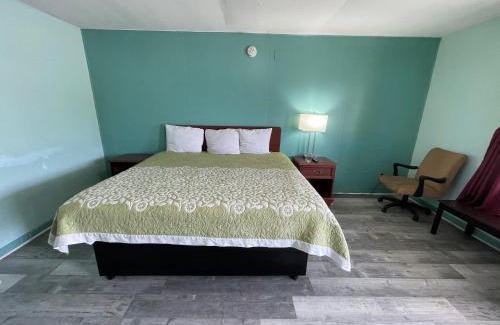 Childersburg Hotel | Pet-Friendly Getaway at Lamplighter Inn with Breakfast