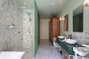 Kelvin Heights House | Top-Rated Lanah Residence: Accessible Comfort with Hot Tub