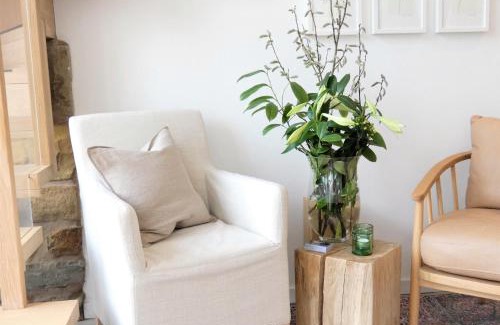 Bay Horse House | Experience Lancaster Barn: 4-Star Stay with Dining Options