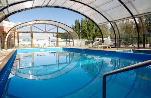 Neuquen Hotel | Relax at Land Express Neuquén with Pool and Hot Tub
