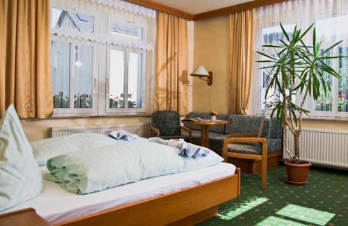 Oybin Hotel | Pet-Friendly Land-gut-Hotel Cafe Meier with Breakfast Included