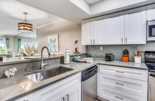 Sunset Beach Condo | Beachfront Retreat: Land's End 203 with Pool and Spa Access