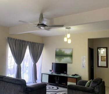 Kajang House | Family-Friendly 3BR Retreat Near Bangi Wonderland with Wi-Fi
