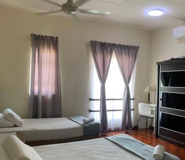 Kajang House | Family-Friendly 3BR Retreat Near Bangi Wonderland with Wi-Fi