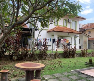 Kajang House | Family-Friendly 3BR Retreat Near Bangi Wonderland with Wi-Fi