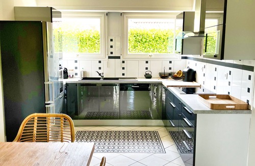 Tosse House | Unwind at Landes Villa in a Serene Wooded Park