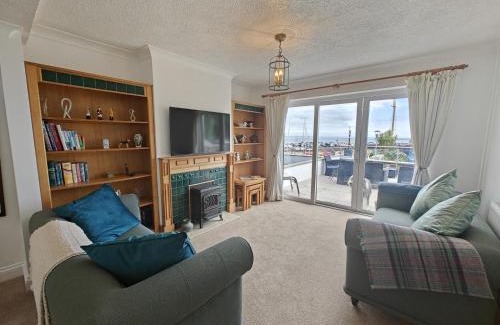 Saundersfoot House | Pet-Friendly Retreat at Landfall: Ideal for Families