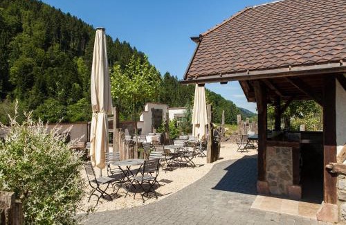 Simonswald Hotel | Cozy Landgasthaus Grüner Baum: Pool, Dining & Family Fun