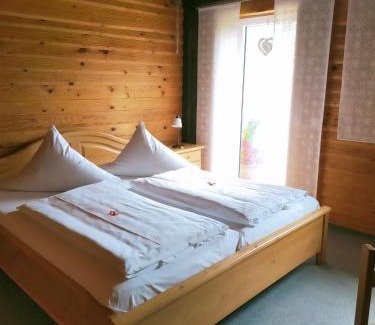 Emskirchen Hotel | Discover Landgasthaus Zum Erlengrund: Pet-Friendly Retreat