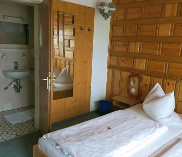 Emskirchen Hotel | Discover Landgasthaus Zum Erlengrund: Pet-Friendly Retreat
