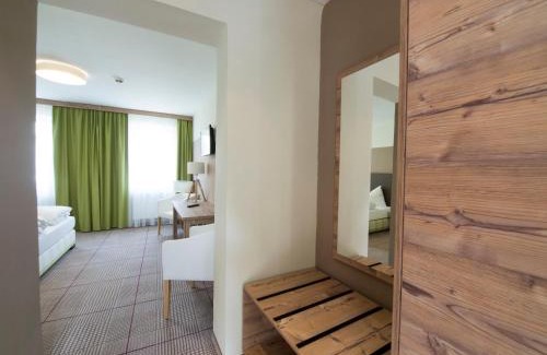 Konigsbrunn am Wagram Hotel | Discover Landgasthof zum Goldenen Hirschen - 8.4 Rated Stay