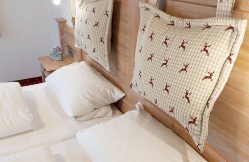 Uehlingen-Birkendorf House | Enchanting Landgasthof Hirschen: Family-Friendly Retreat