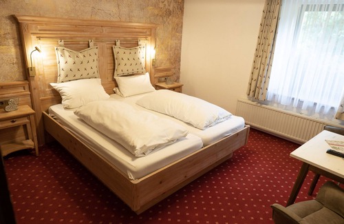 Uehlingen-Birkendorf House | Enchanting Landgasthof Hirschen: Family-Friendly Retreat