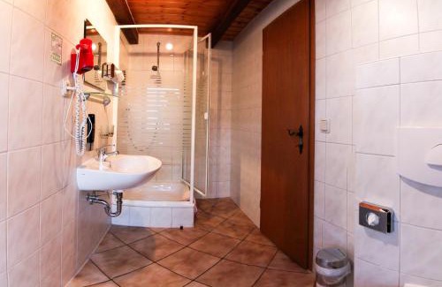 Frankenroda House | Enjoy Oceanfront Bliss at Landgasthof Probstei Zella