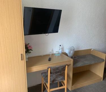 Mittelzentrum Artern Hotel | Cozy Stay at Landgasthof Zum Ring with Breakfast & Pet Access