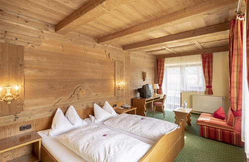 Schleching Hotel | Welcoming Landgasthof Zur Post: Rated 8.6/10 with Dining