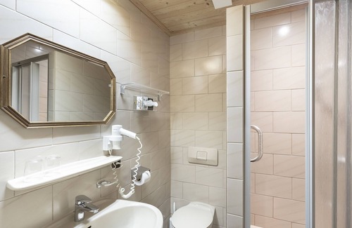 Schleching Hotel | Welcoming Landgasthof Zur Post: Rated 8.6/10 with Dining