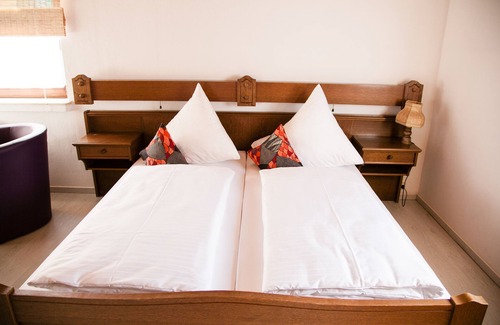 Tann Hotel | Cozy Landgasthof zur Ulsterbrücke with Breakfast & Family Perks