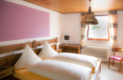 Tann Hotel | Cozy Landgasthof zur Ulsterbrücke with Breakfast & Family Perks