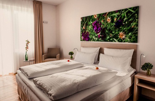 Groß Behnitz Hotel | Discover Landgut Stober: 4-Star Retreat with Pool Access